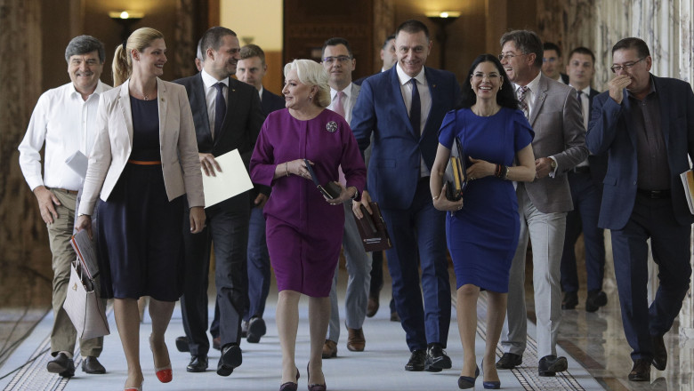 Viorica Dancila la Palatul Victoria impreuna cu membrii guvernului
