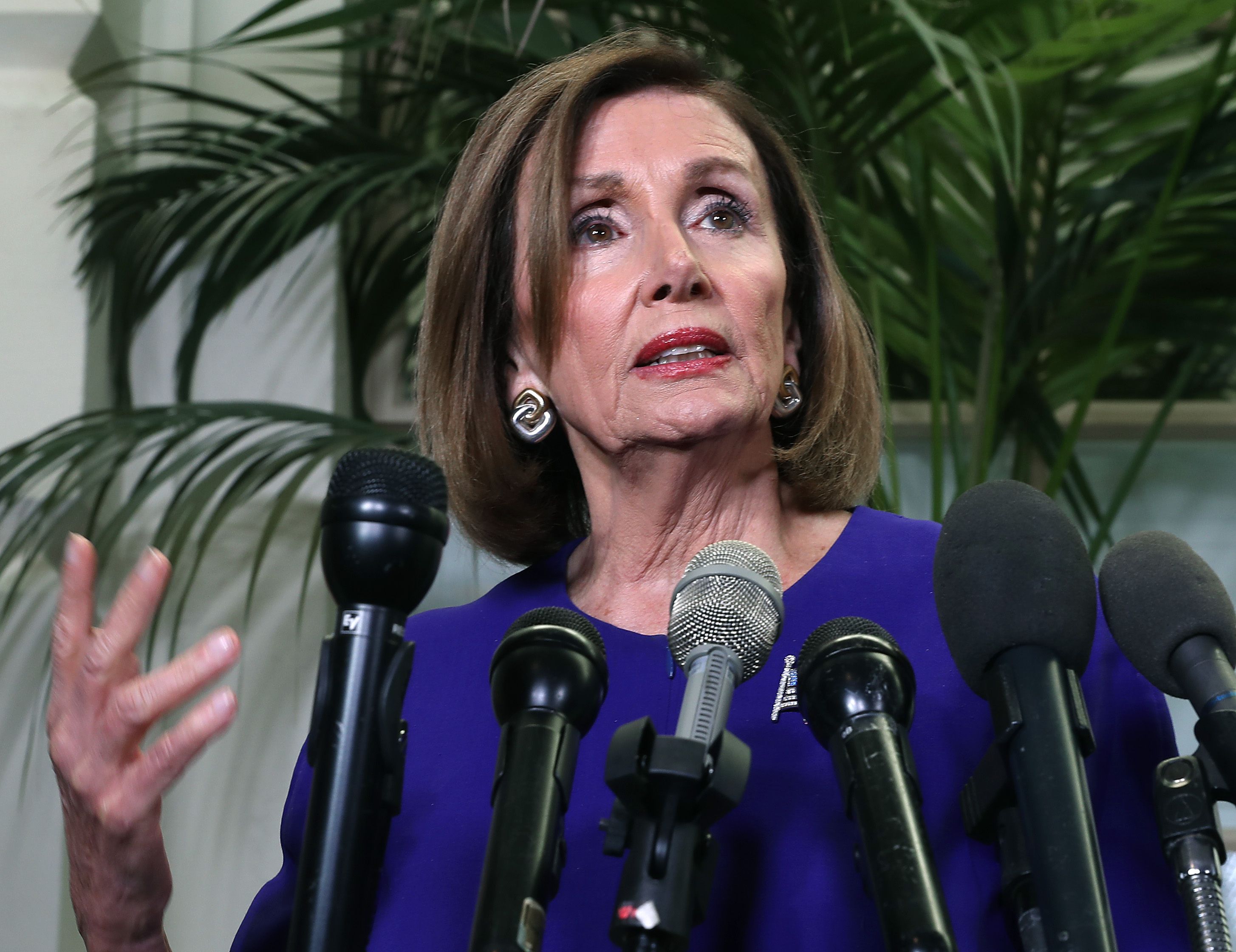 Un bărbat care a spus că-i trage „un glonț în dovleac” lui Nancy Pelosi, arestat de FBI. Poliția a găsit un arsenal asupra lui
