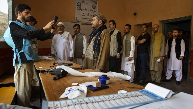 Afghans Vote in Presidential Election Despite Threat of Attacks