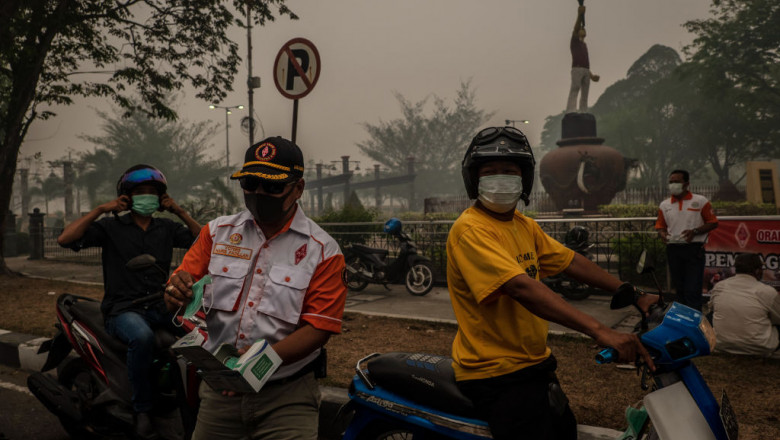 malaysia este afectata de smog. autoritatile impart masti