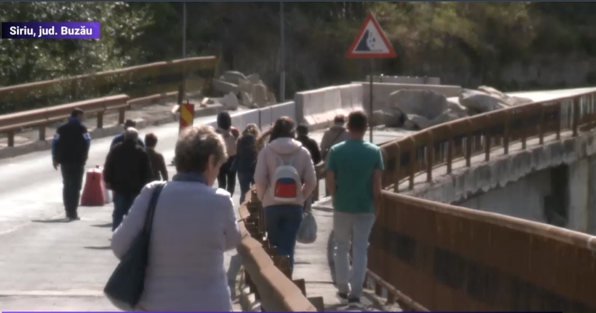 Solutii „inedite” de transport in Romania. Pentru ca podul e prea invechit, calatorii sunt dati jos si pusi sa traverseze la pas