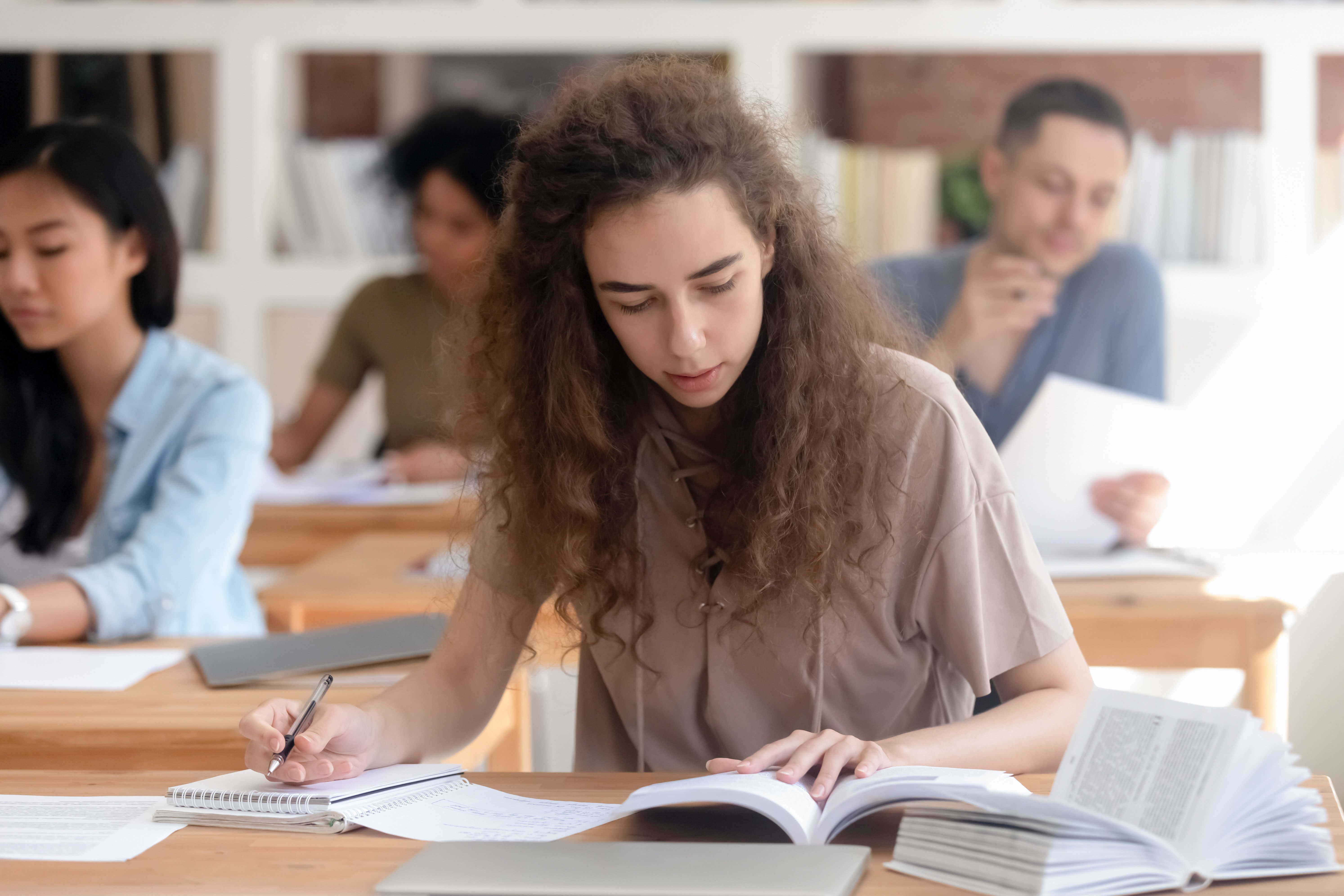 Studentii la Medicina protesteaza fata de organizarea examenului de rezidentiat. Ei poarta masti medicale cu mesajul #Rezi