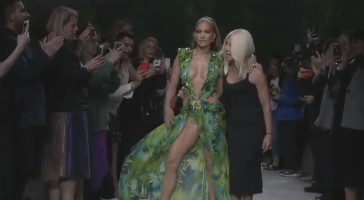 VIDEO | Jennifer Lopez, vedeta defilarii Versace, la Milano. Cum arata vedeta la 51 de ani