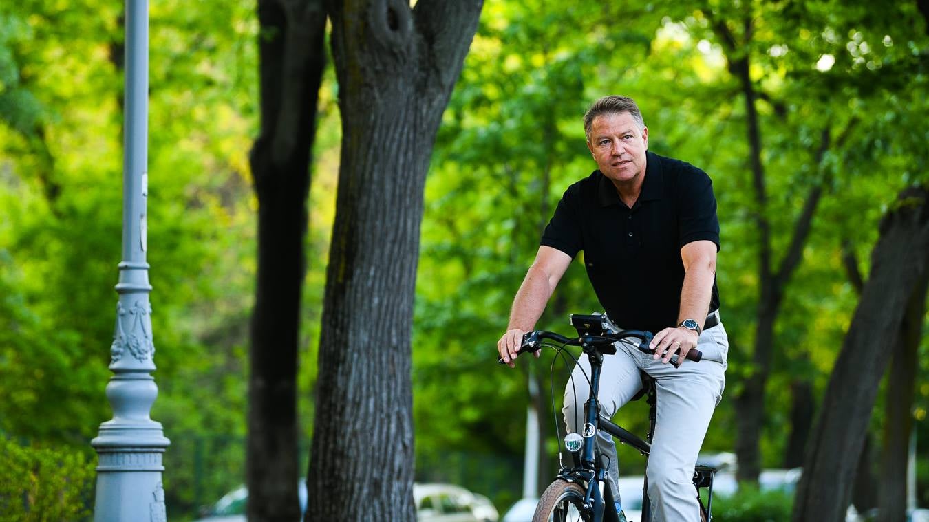 Klaus Iohannis, mesaj de pe bicicleta de Ziua Mondiala Fara Masini: „Protejarea mediului e obligatia noastra, a tuturor”