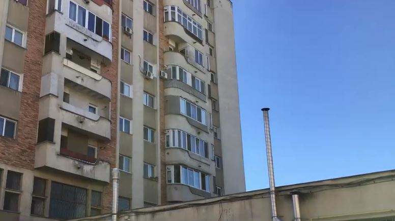 Gest extrem al unor frati. S-ar fi aruncat de la etajul 5 din cauza datoriilor. Unul a murit pe loc, celalalt e in stare grava