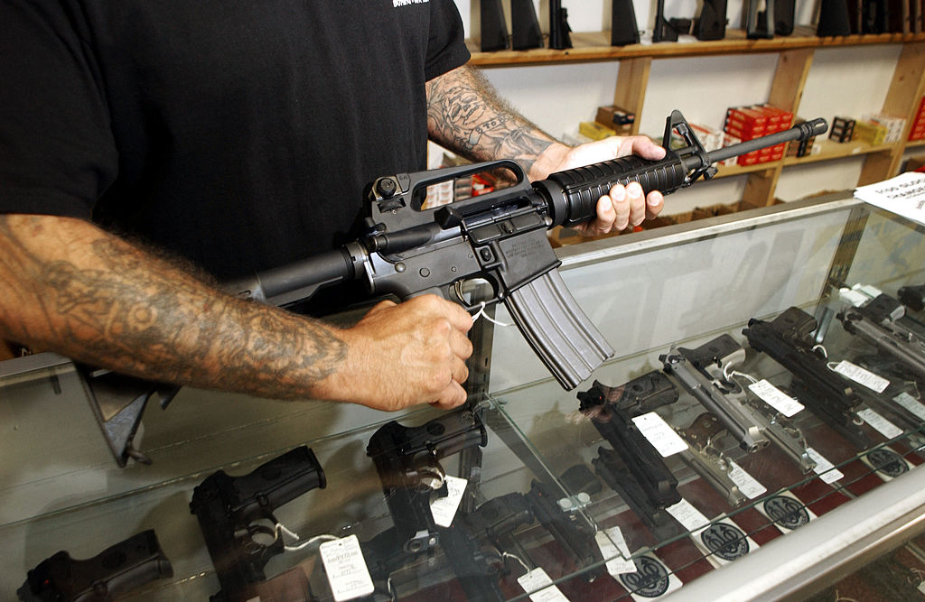 Colt nu va mai produce arme de asalt pentru piata civila americana. Care e motivul