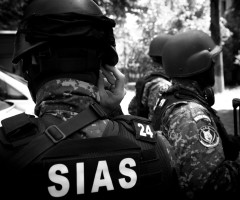 Răsturnare de situație: Polițiștii nu au greșit descinderea. Suspectul căutat avea buletin la adresa unde locuia un „mascat”