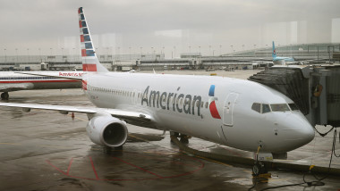 Avion American Airlines pe pista aeroportului
