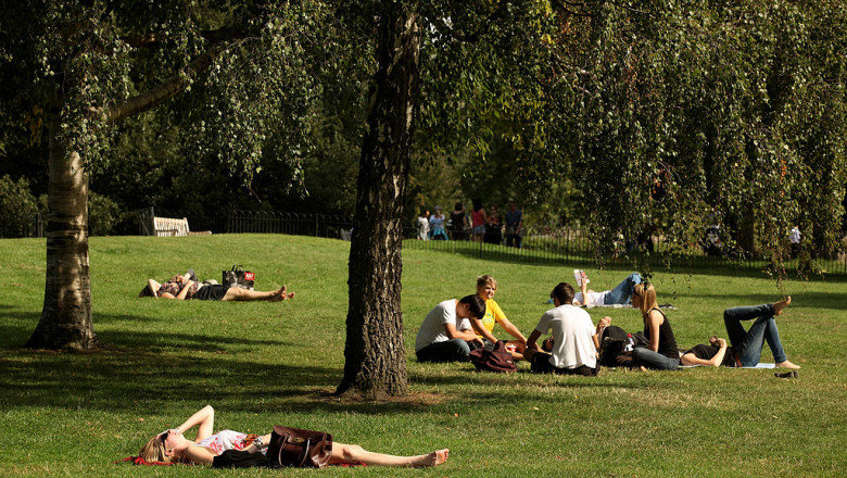 Londoner's Enjoy The Last Of the Summer Sun