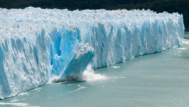 Topirea gheţarilor este provocată de încălzirea globală.