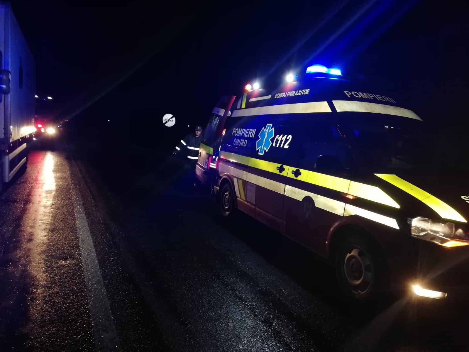 Accident cu patru autovehicule pe autostrada A1. O autoutilitară a luat foc