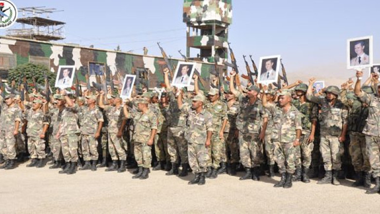 soldati sirieni cu portretul lui bashar al assad in mana