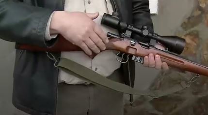 Un bărbat a murit după ce s-a împușcat în cap cu arma de vânătoare. Sesizarea a fost făcută de soție