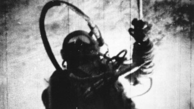 Cosmonautul Alexei Leonov face primii pași în spațiu.