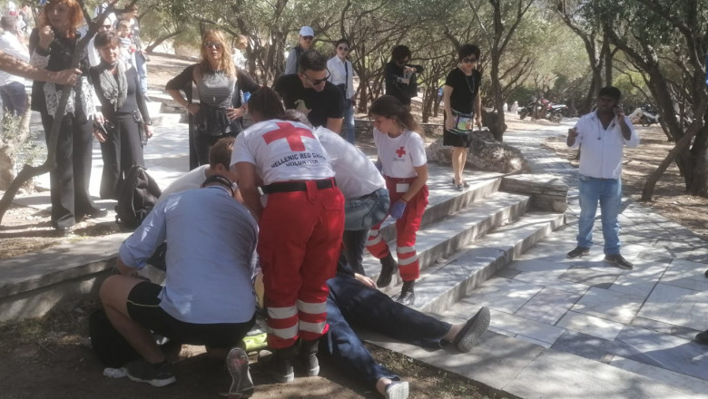 paramedic roman acropole salveaza o turista