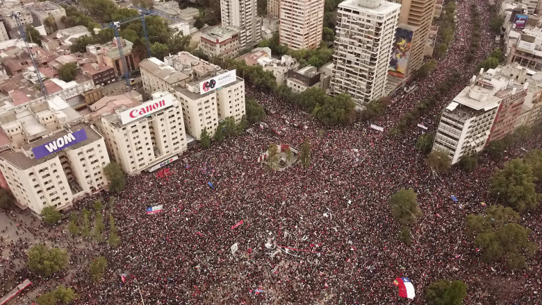 Cel mai mare protest din Chile. Un milion de oameni au luat cu asalt străzile din capitala Santiago