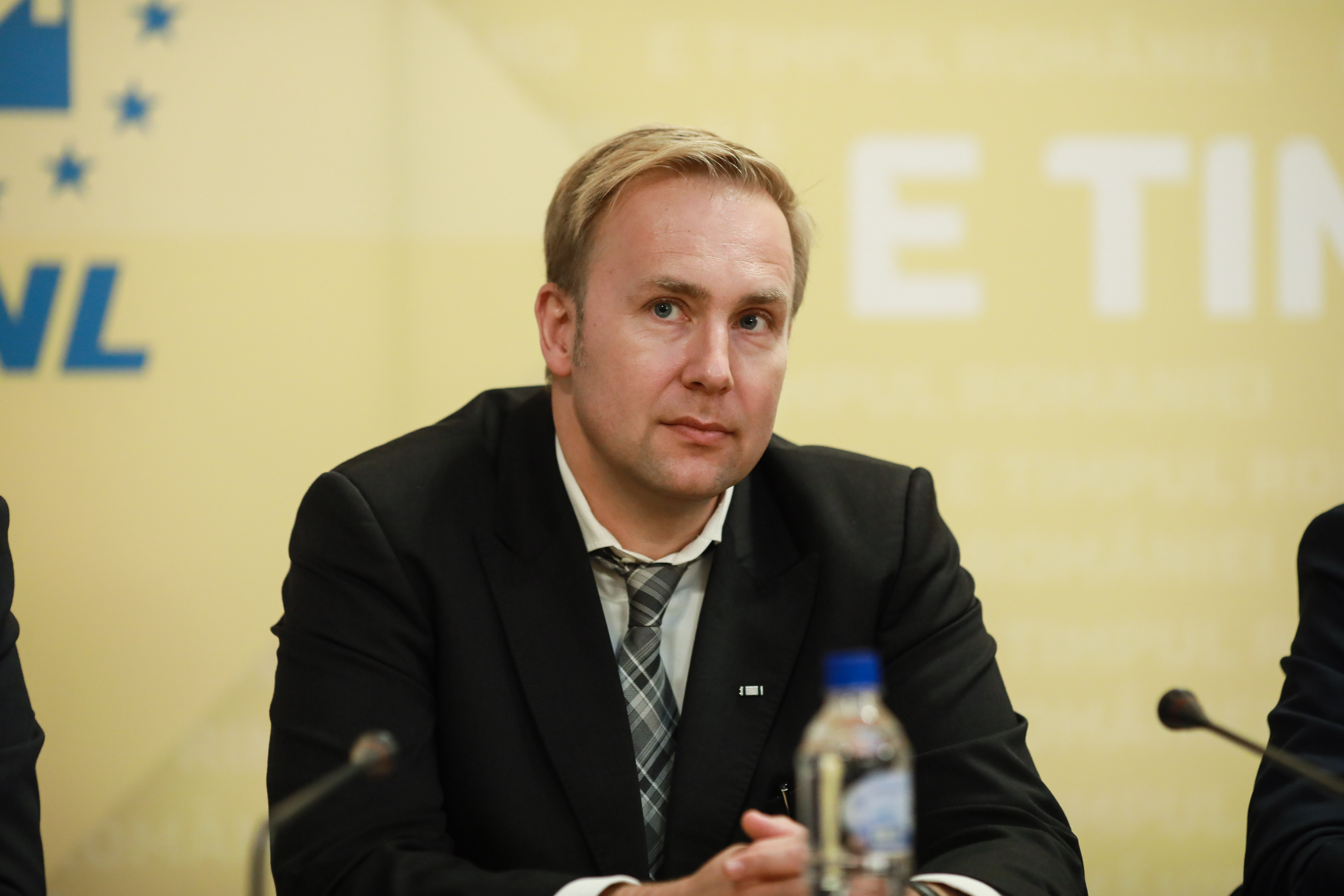 Reactia ministrului Sanataţii dupa ce o ambulanta a fost atacata cu pietre de oameni revoltati