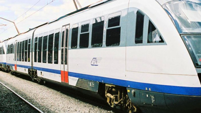 FOTO  Incendiu la un tren „Săgeata albastră” care circula pe ruta Piteşti–Bucureşti. 90 de călători au fost evacuaţi