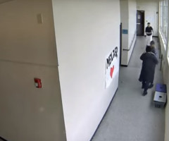 Reacția salvatoare a unui profesor, când a văzut un elev înarmat în școală