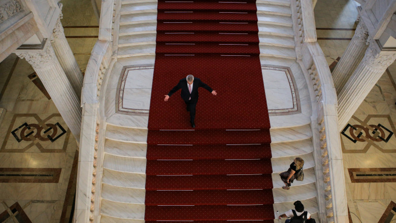 calin popescu tariceanu pe scarile senatului