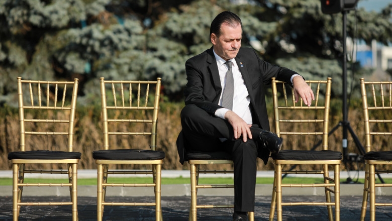 Ludovic Orban sta singur intre mai multe scaune goale
