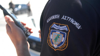 politist-politie-grecia-fb
