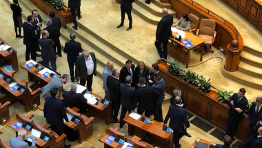 parlament orban plen foto robert