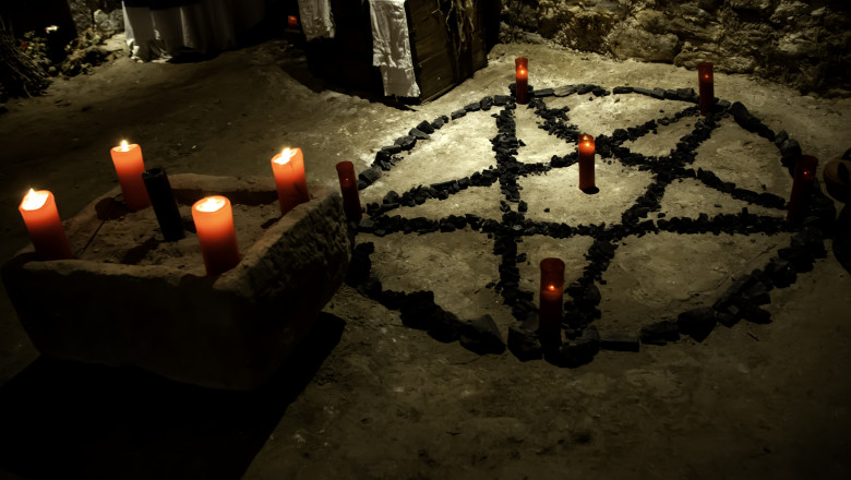 Altar rituals satanic