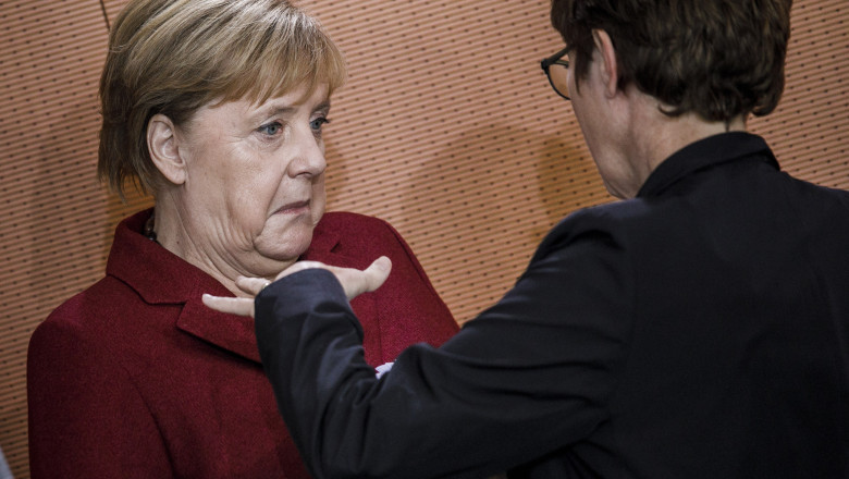 Angela Merkel vorbește cu Annegret Kramp, ministrul apărării