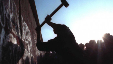 zidul berlinului ciocan - arhiva mae