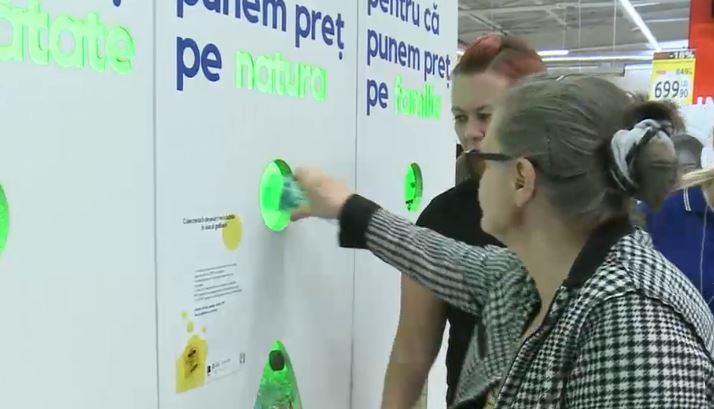 Reciclarea PET-urilor, recompensata cu fructe si legume romanesti. Proiectul, primit cu entuzism