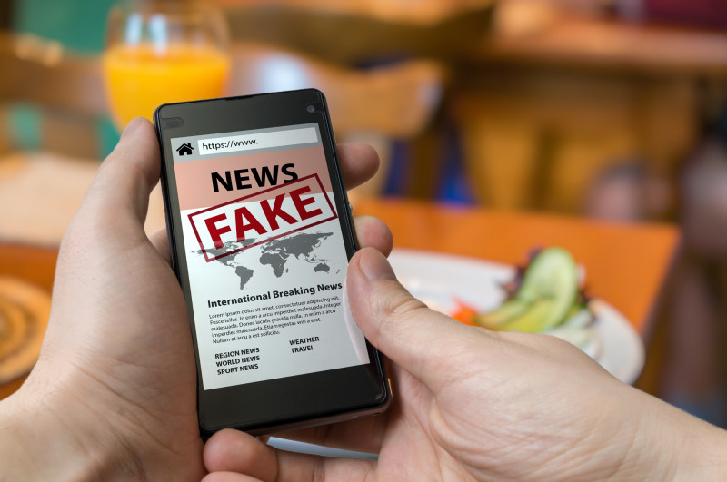 smartphone pe care apare mesajul fake news
