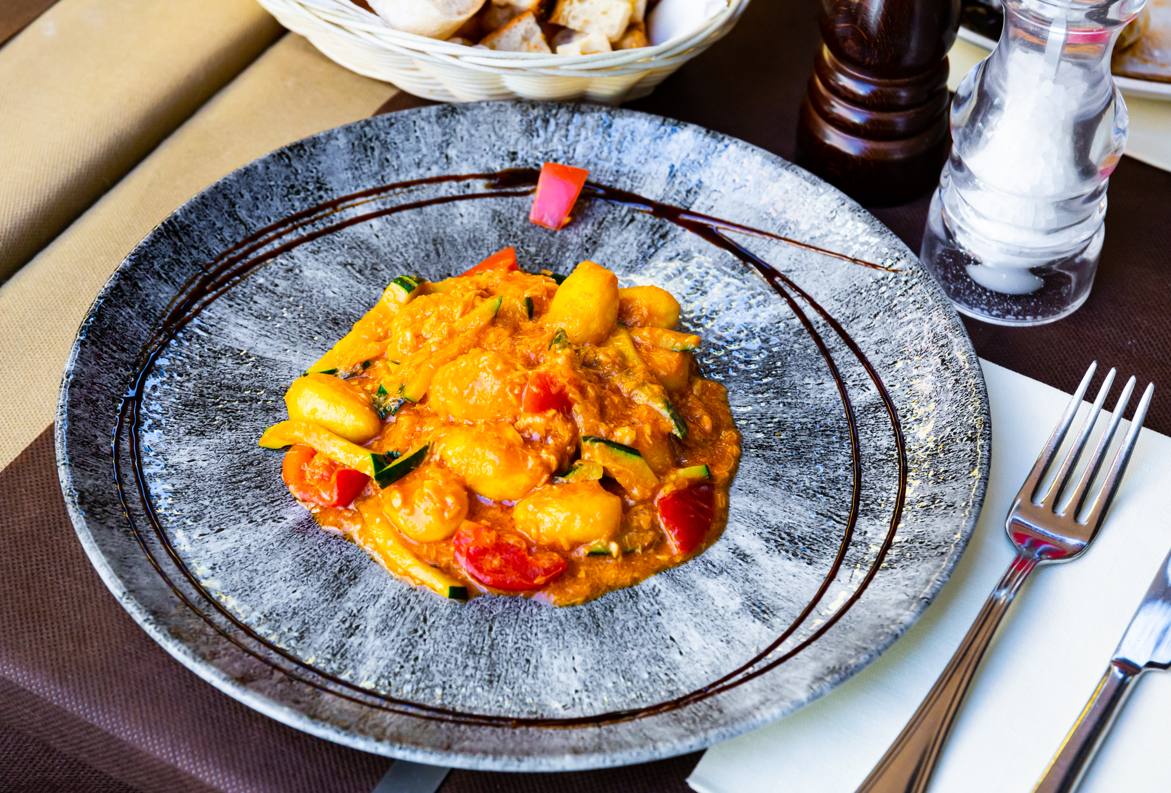 O tanara, influencer pe Instagram, a dat recenzie de o stea unui restaurant pentru ca nu i-a facut reducere