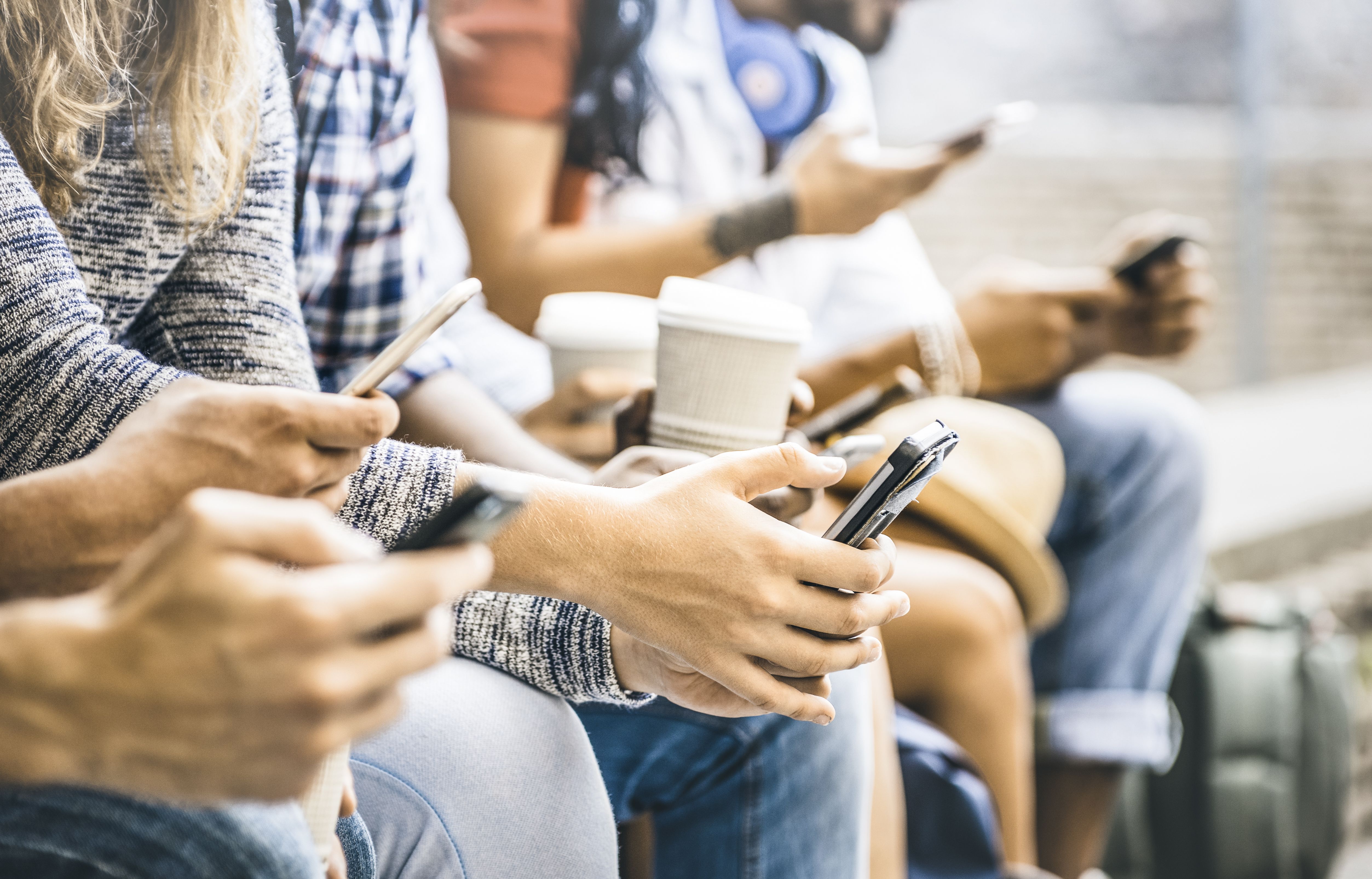 Cum influențează telefoanele mobile scăderea natalității la nivel global (studiu)