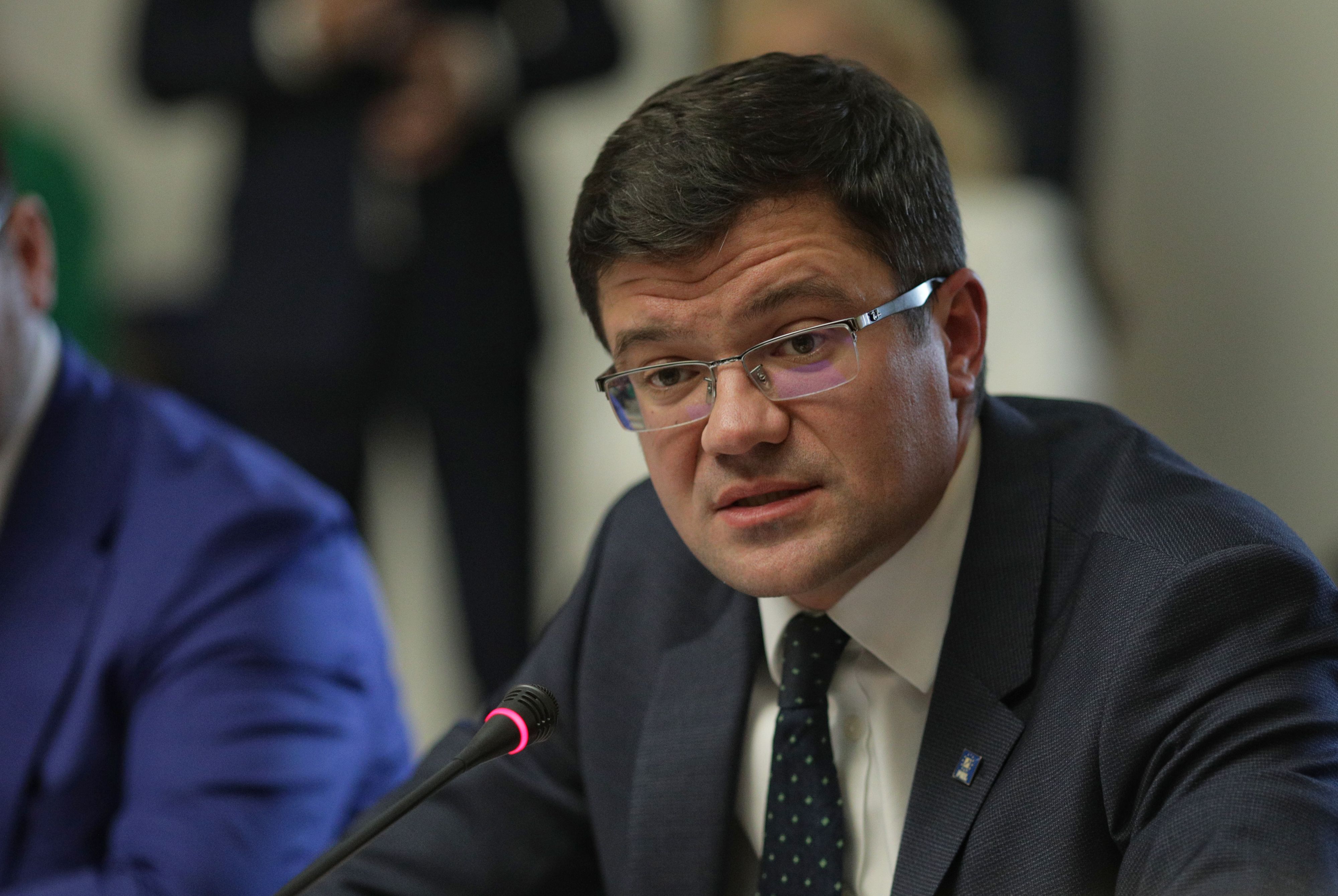 Razboiul poluarii din Bucuresti continua. Ultima replica data de ministrul Mediului Costel Alexe, Gabrielei Firea
