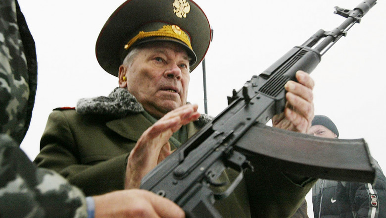 Mihail Kalașnikov cu AK 47