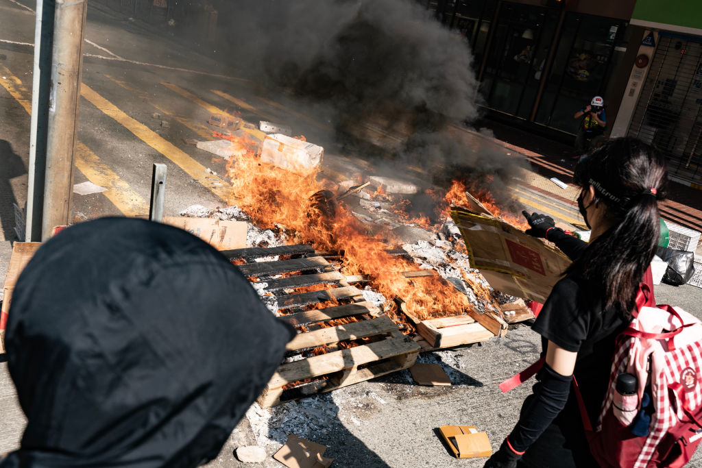 Imagini socante la Hong Kong. Un barbat care i-a confruntat pe protestatari a fost incendiat