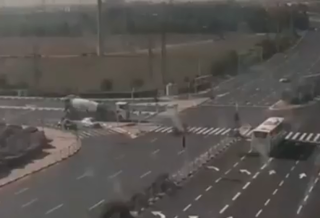 VIDEO Momentul in care o racheta lansata din Fasia Gaza loveste una dintre cele mai circulate autostrazi din Israel