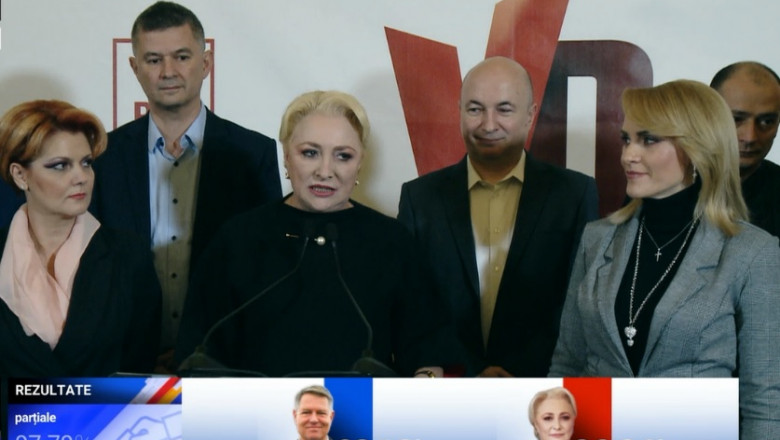 Viorica Dăncilă, între șefa de campanie, Olguța Vasilescu, și Gabriela Firea, șefa organizației PSD București, după încheierea turului 2 al alegerilor prezidențiale și anunțarea rezultatelor exit-poll