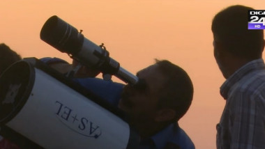 astronom cu telescop - focus