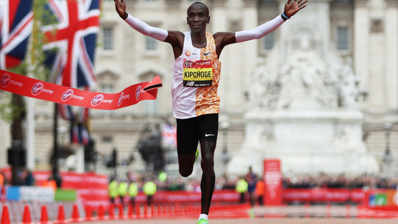 Kenyanul Eliud Kipchoge câștigând în aprilie 2019 maratonul de la Londra