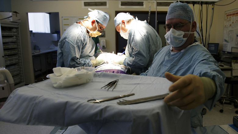 Medici chirurgi în timpul unei operații.