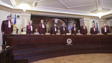 judecatorii curtii constitutionale în şedinţă