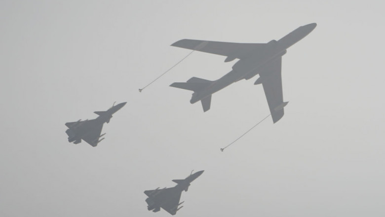 Avioane aparținând forțelor aeriene chineze zboară în Beijing cu ocazia Paradei de Ziua Națională, la 1 octombrie 2019.