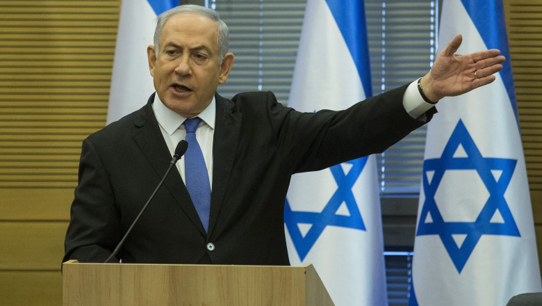 Benjamin Netanyahu face un gest cu mâna, supărat
