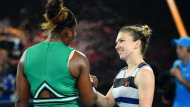 MELBOURNE, AUSTRALIA - JANUARY 21: Serena Williams of the United States and Simona Halep of Romania embrace at the net following their fourth round match against Simona Halep of Romania during day eight of the 2019 Australian Open at Melbourne Park on January 21, 2019 in Melbourne, Australia. (Photo by Quinn Rooney/Getty Images)