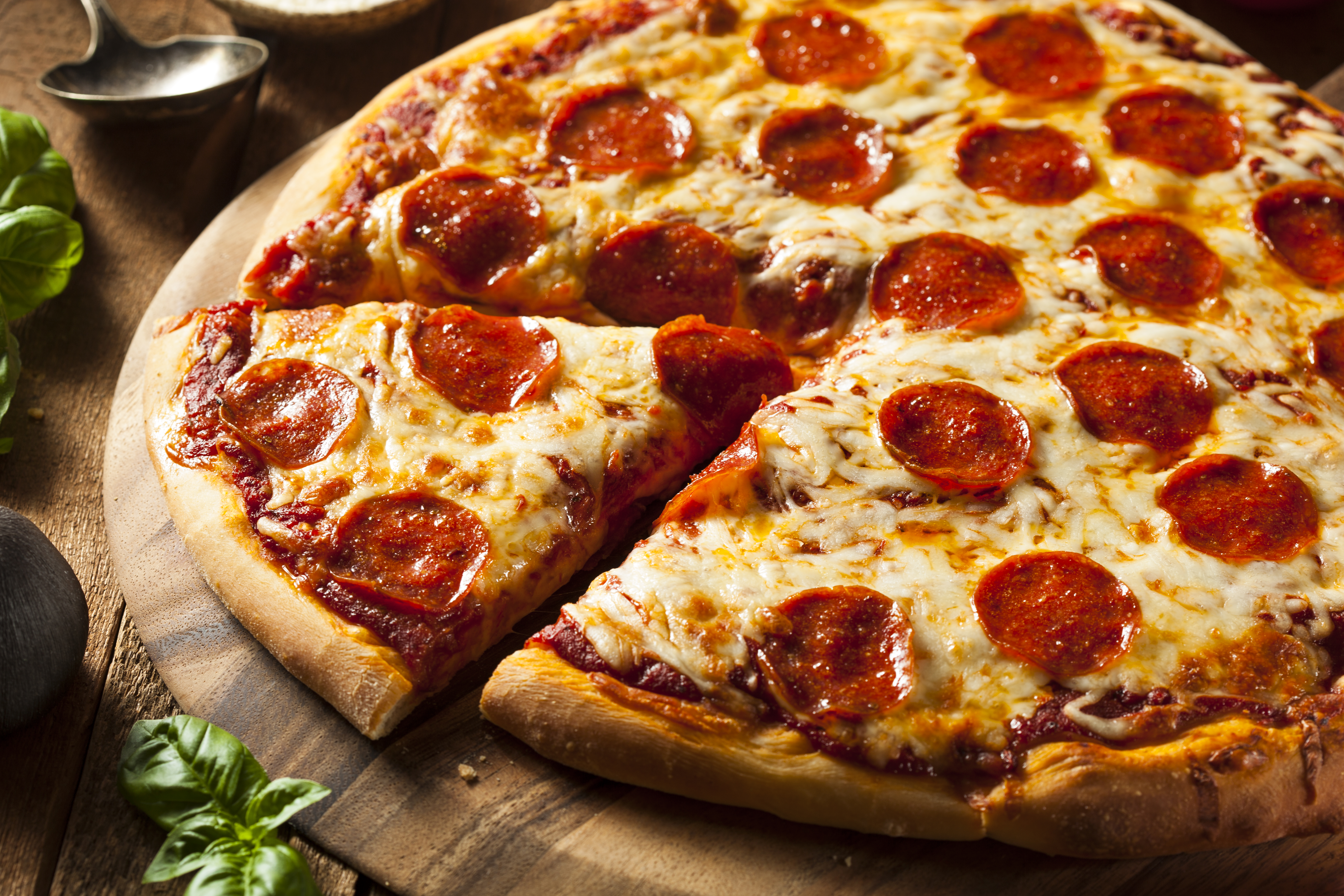 Un bărbat riscă 7 ani de închisoare după ce a comandat pizza gratis, timp de câteva luni