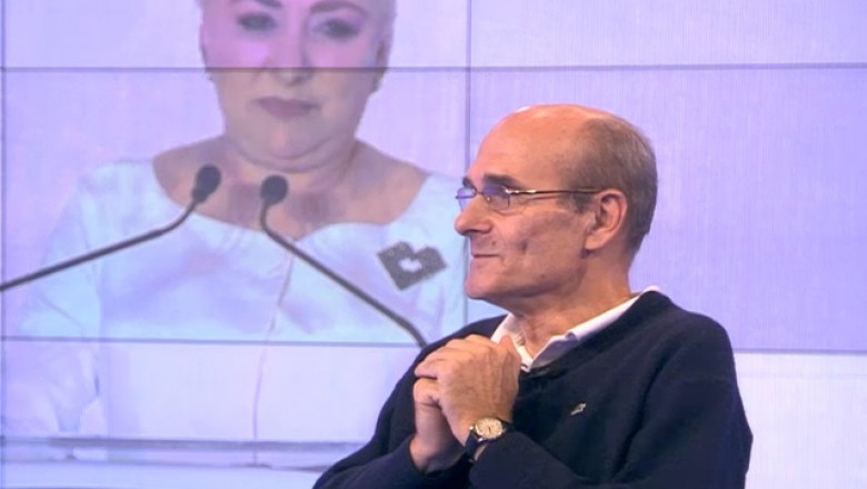 Cristian Tudor Popescu, invitat în emisiunea „Cap limpede” de la Digi24, zâmbește ascultând-o pe Viorica Dăncilă
