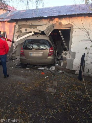 O masina a fost proiectata intr-o casa, intr-un accident rutier din Ploiesti