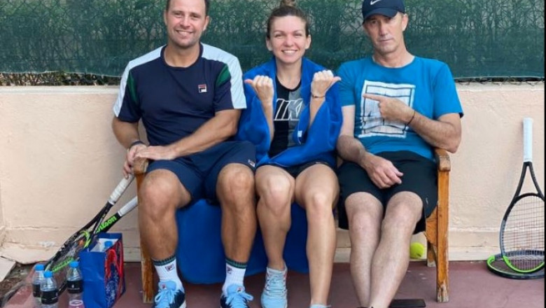Simona Halep și cei doi antrenori: Artemon Apostu-Efremov (stânga) și Darren Cahill (dreapta)